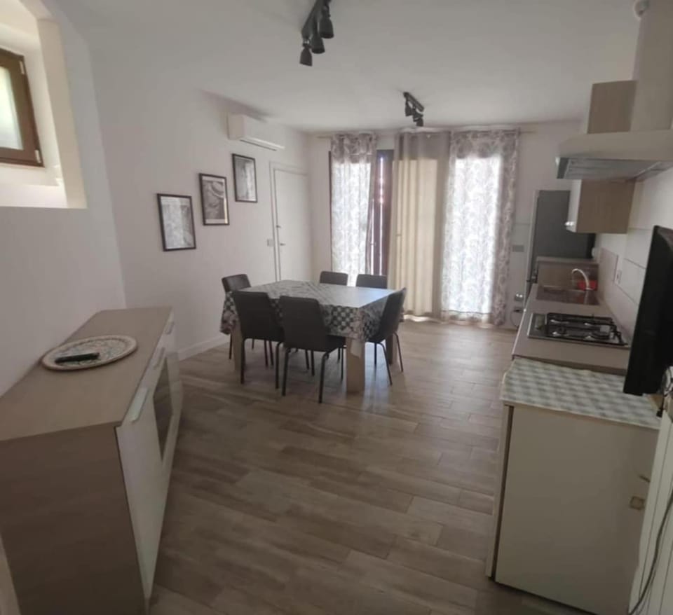 Kitchen or kitchenette, Dining area, oven