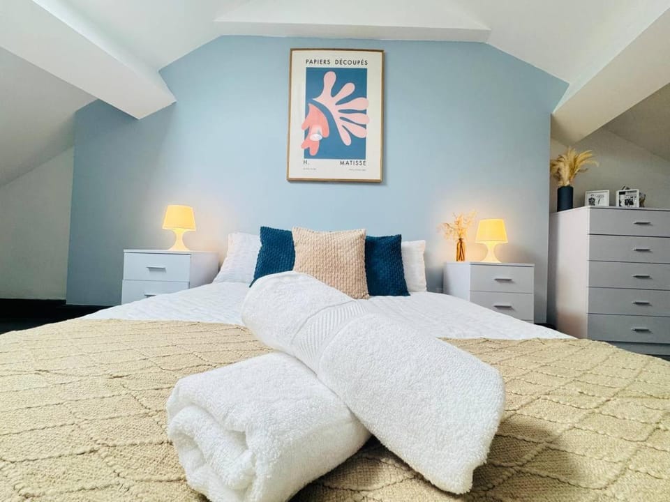 Bed, Photo of the whole room, Bedroom