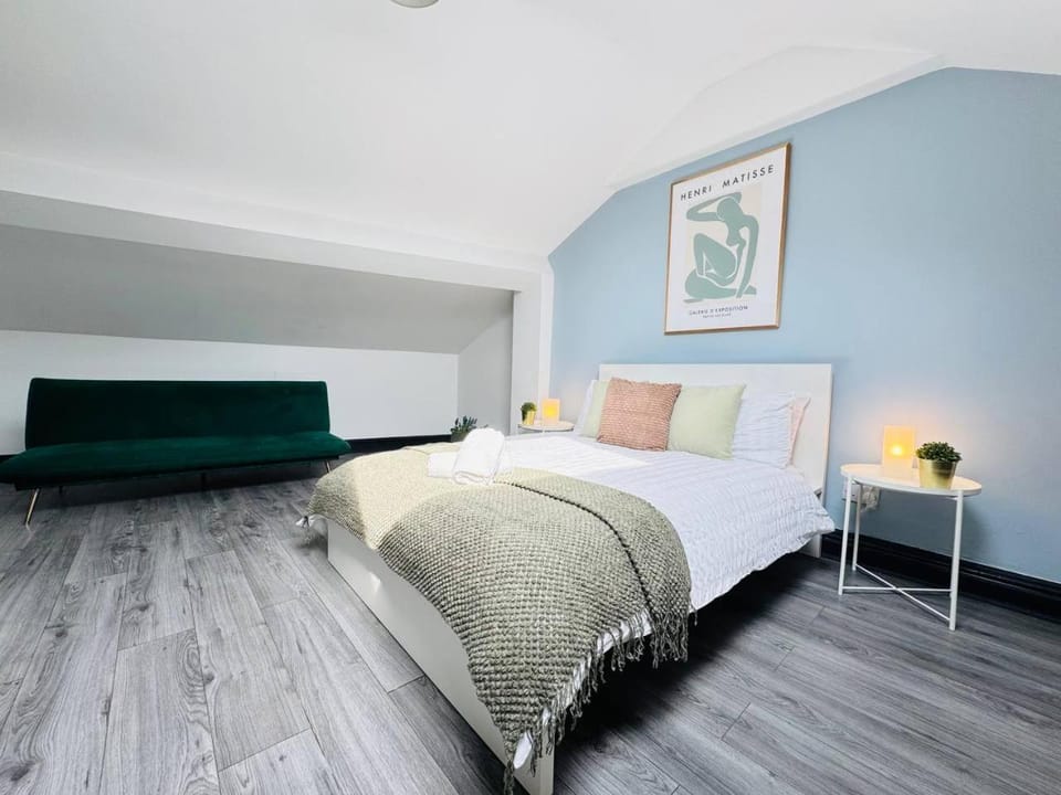 Bed, Photo of the whole room, Bedroom