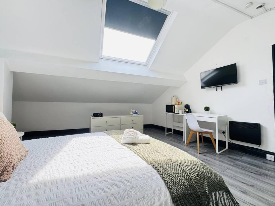 Bed, Photo of the whole room, Bedroom