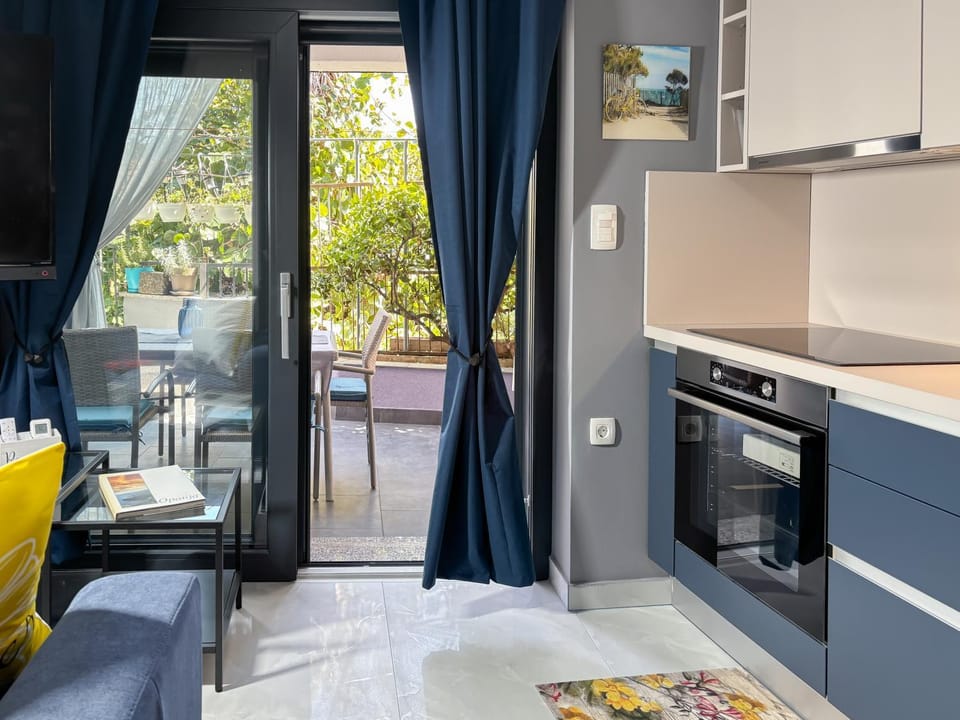 Kitchen or kitchenette, Seating area, stove