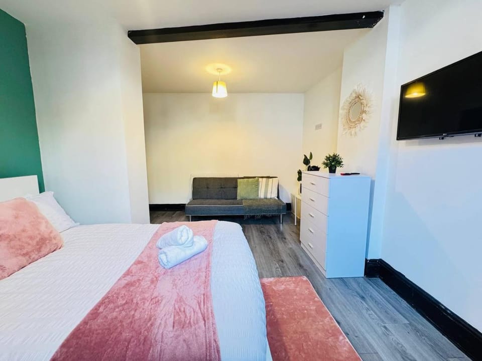 Bed, Photo of the whole room, Bedroom