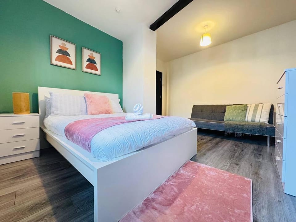 Bed, Photo of the whole room, Bedroom