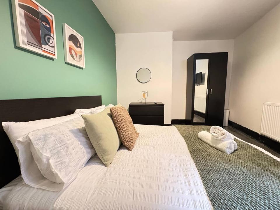 Bed, Photo of the whole room, Bedroom