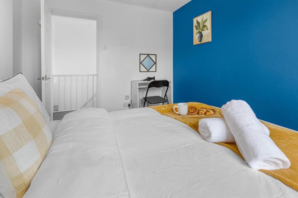 Bed, Photo of the whole room, Bedroom, towels