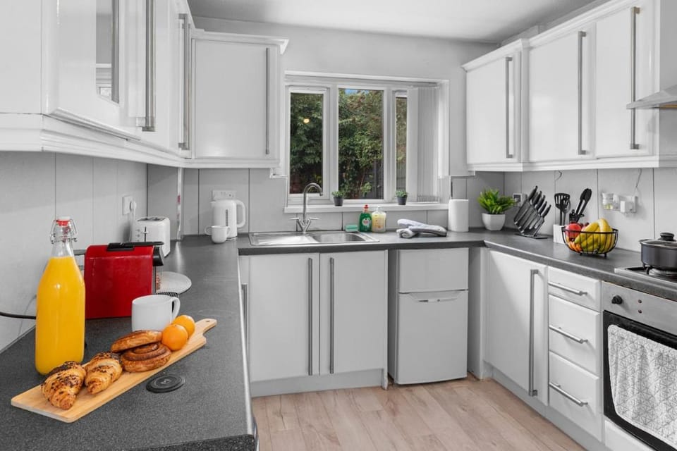 Coffee/tea facilities, Kitchen or kitchenette, Dining area, toaster