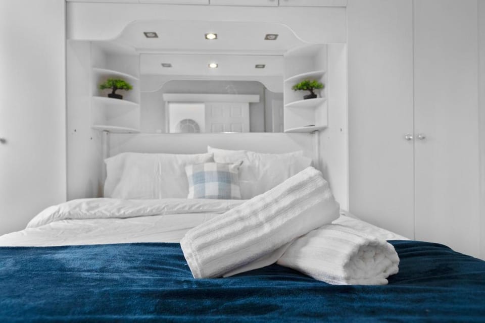 Bed, Photo of the whole room, Bedroom, towels