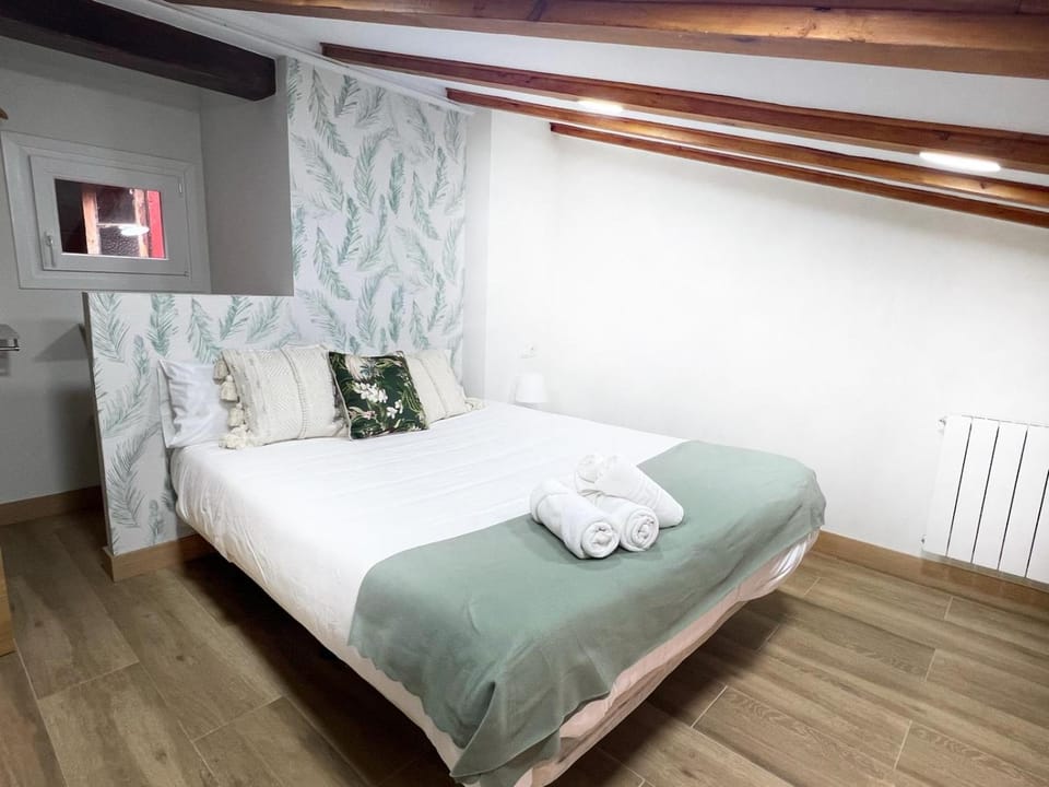 Bed, Photo of the whole room, Bedroom, internet, towels