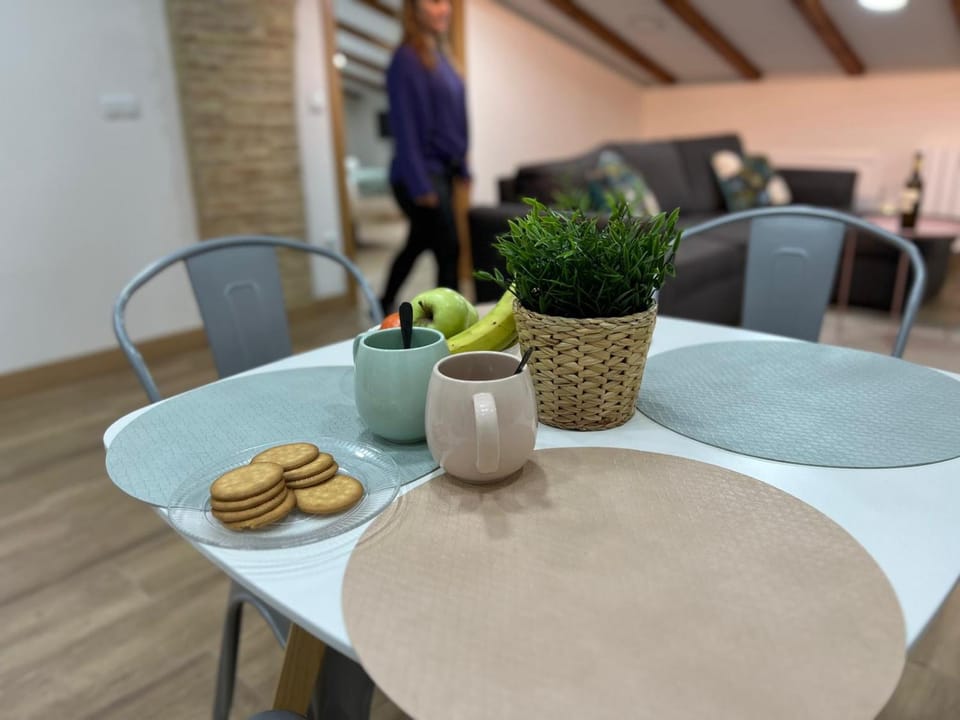 Living room, Food and drinks, Seating area