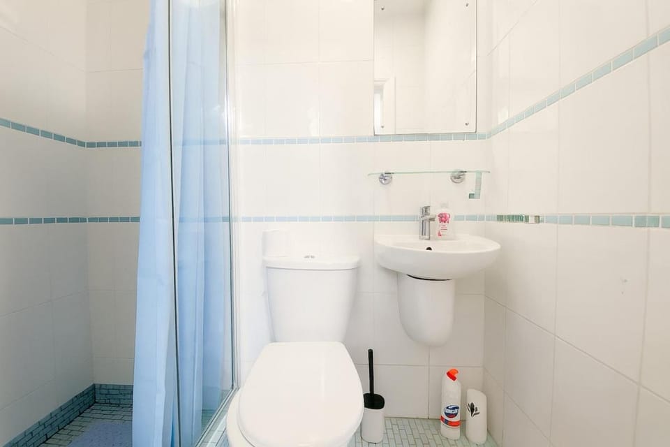 Shower, Toilet