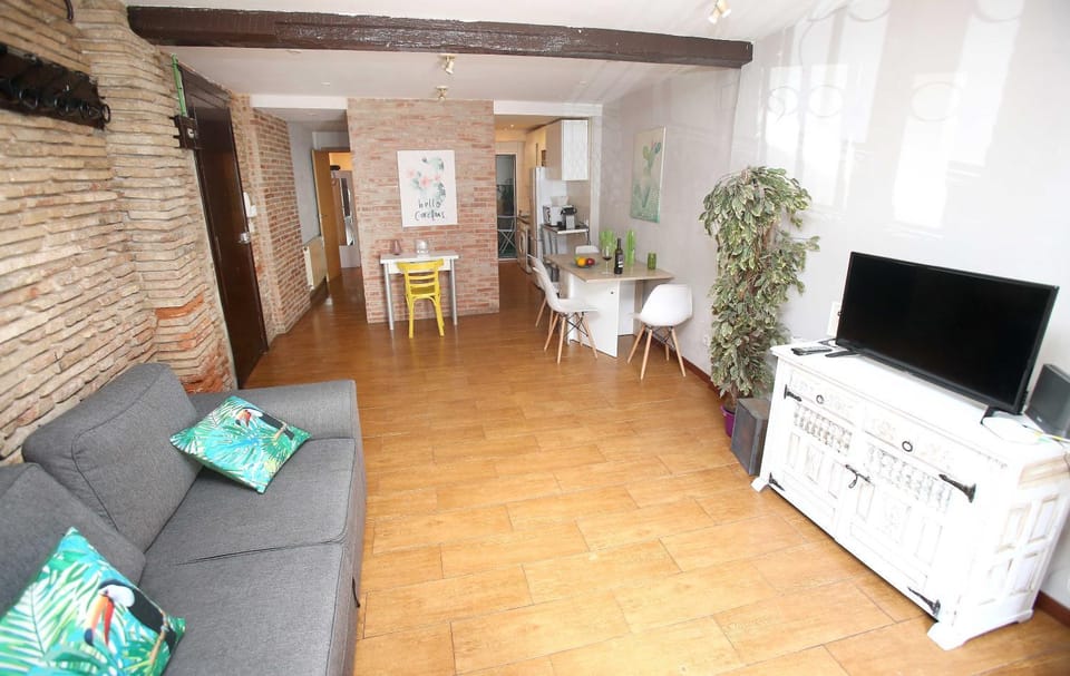 TV and multimedia, Kitchen or kitchenette, Living room, Seating area, Dining area