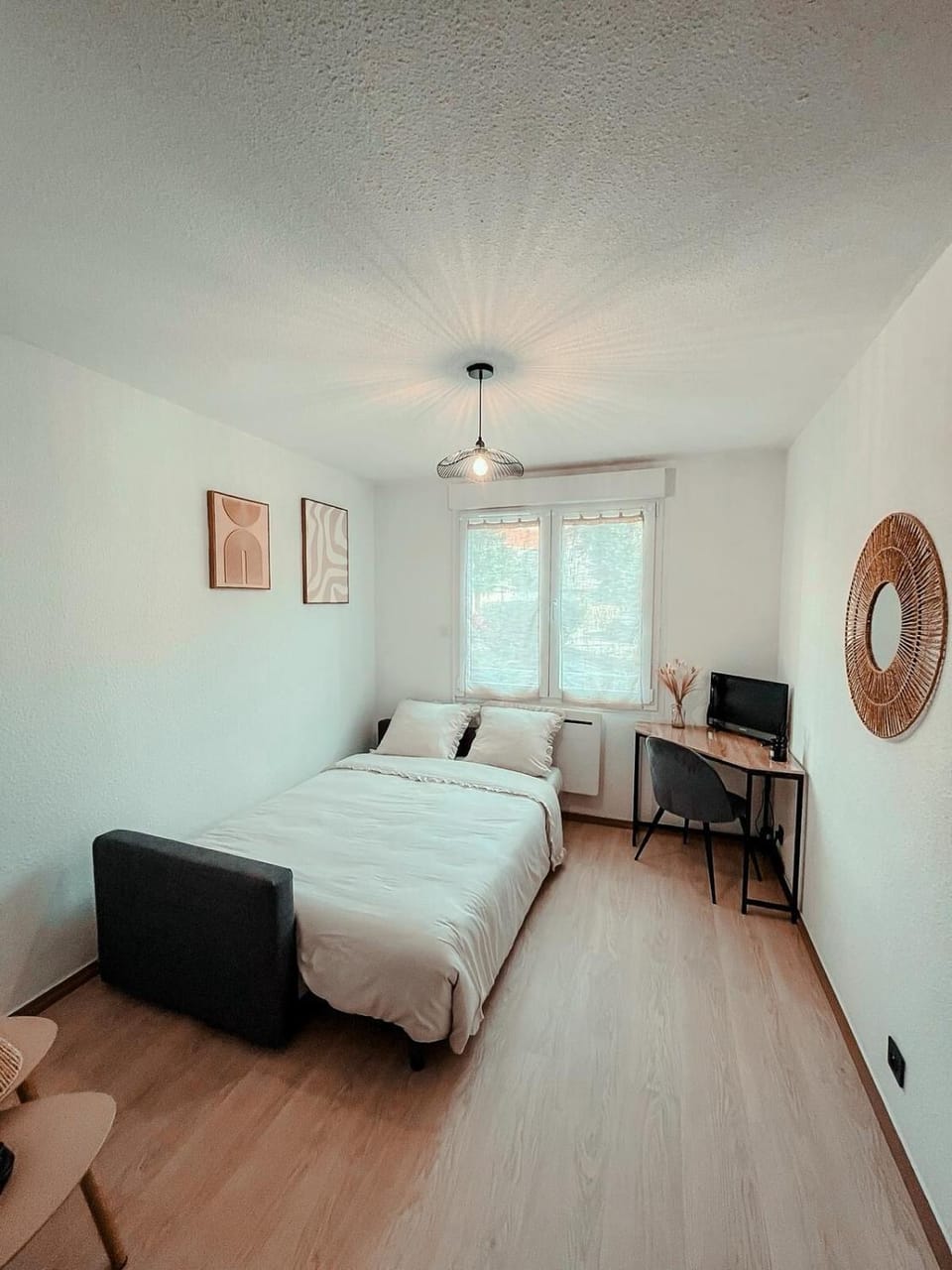 Bed, TV and multimedia, Photo of the whole room