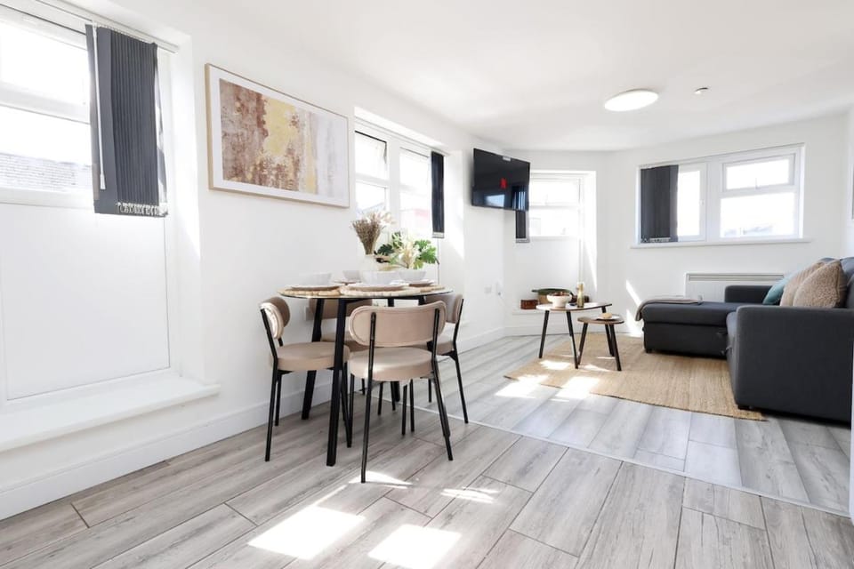 TV and multimedia, Living room, Seating area, Dining area