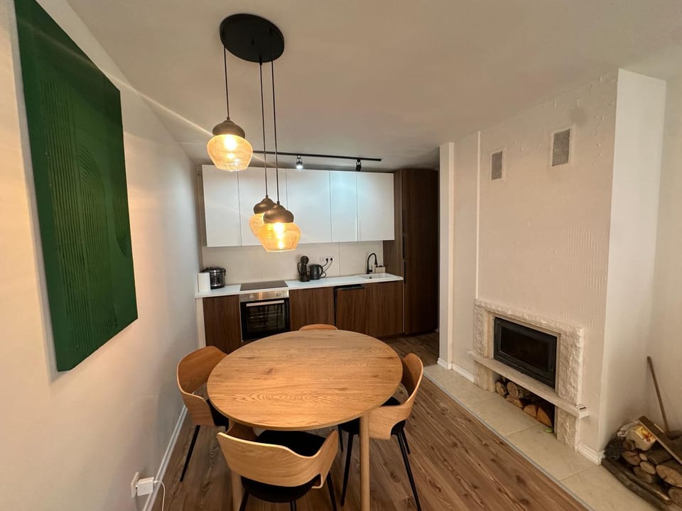 Kitchen or kitchenette, Dining area