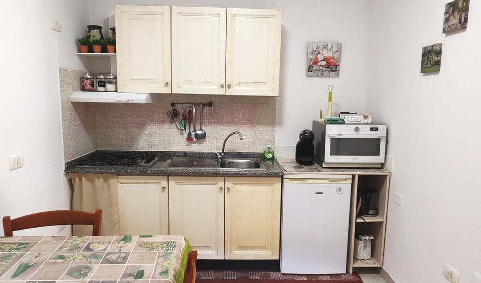 Coffee/tea facilities, Kitchen or kitchenette, Dining area, microwave, toaster