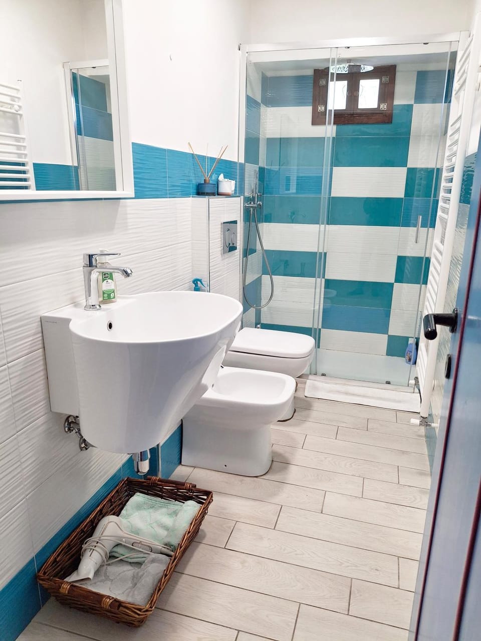 Shower, Toilet, Bathroom, bidet, towels