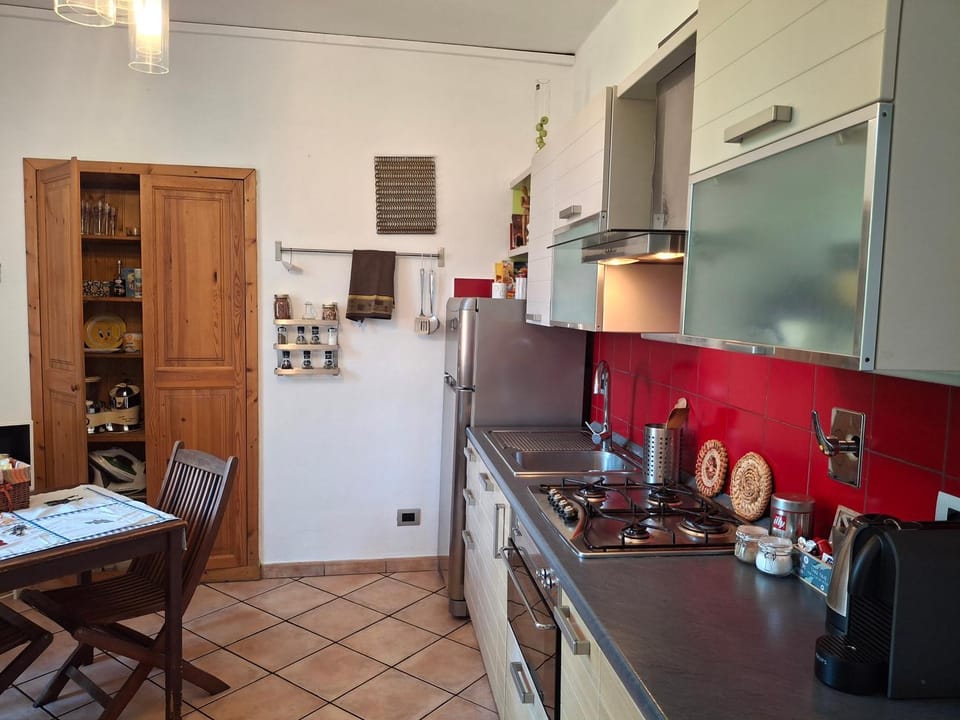 Coffee/tea facilities, Kitchen or kitchenette, Dining area, oven, stove, kitchen