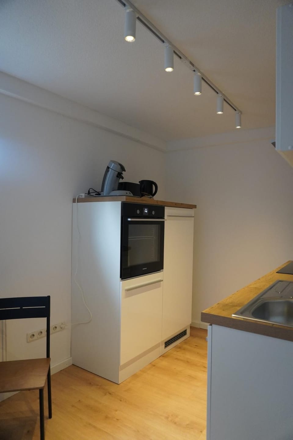 Kitchen or kitchenette, oven