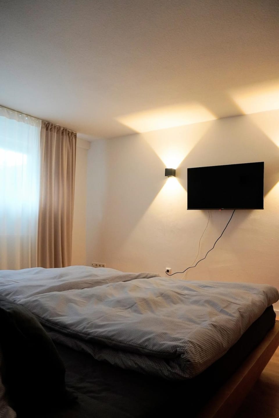 Bed, TV and multimedia, Photo of the whole room, Bedroom