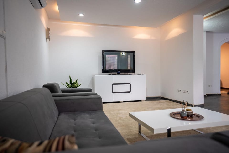 TV and multimedia, Living room, Seating area