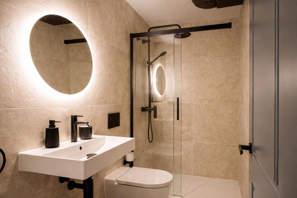 Toilet, towels