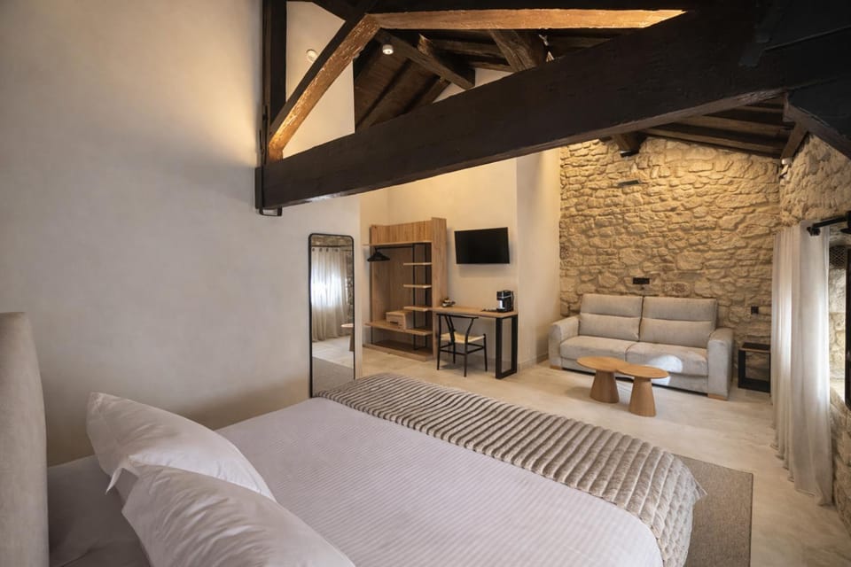 Bed, Living room, Photo of the whole room, Seating area, Bedroom