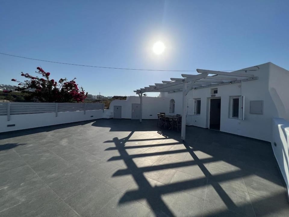 New Villa Sostis & Private Hot Tub Villa in Mesaria