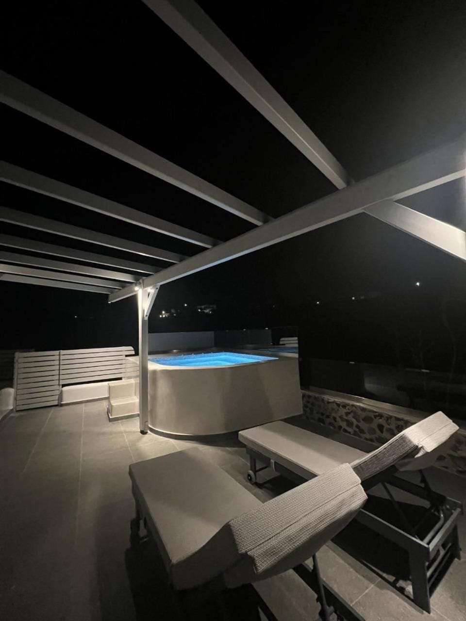 New Villa Sostis & Private Hot Tub Villa in Mesaria