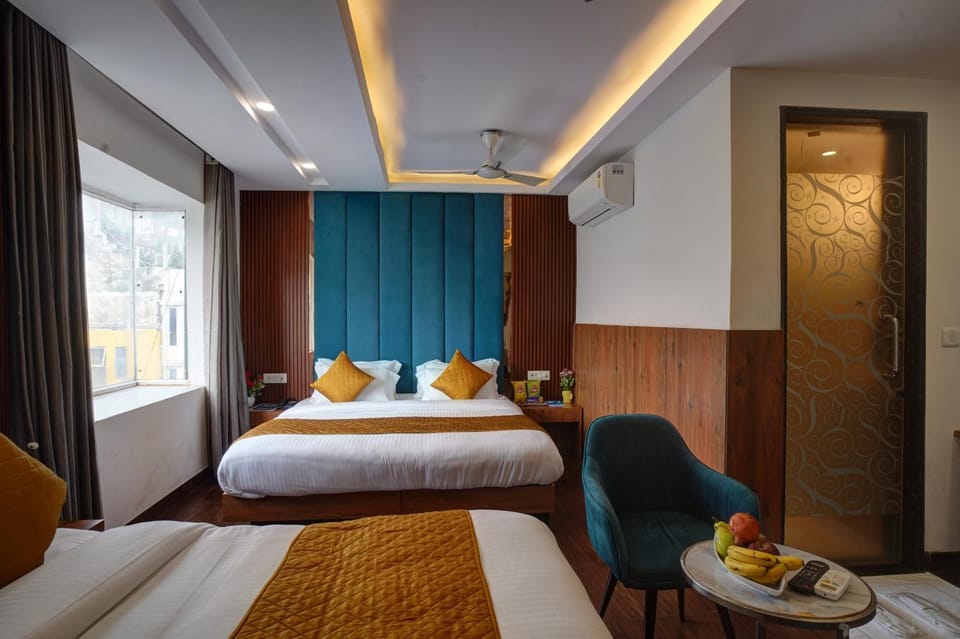 Bed, Living room, Food and drinks, Photo of the whole room, Seating area, Bedroom, Food, towels, air conditioner