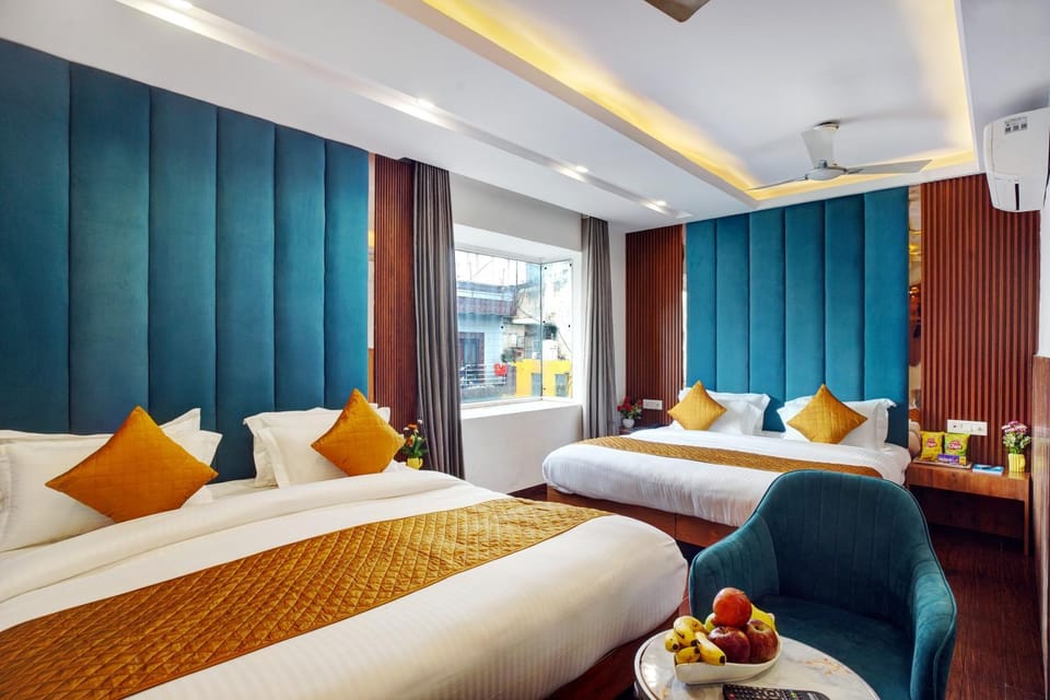 Bed, Food and drinks, Photo of the whole room, Bedroom, Food