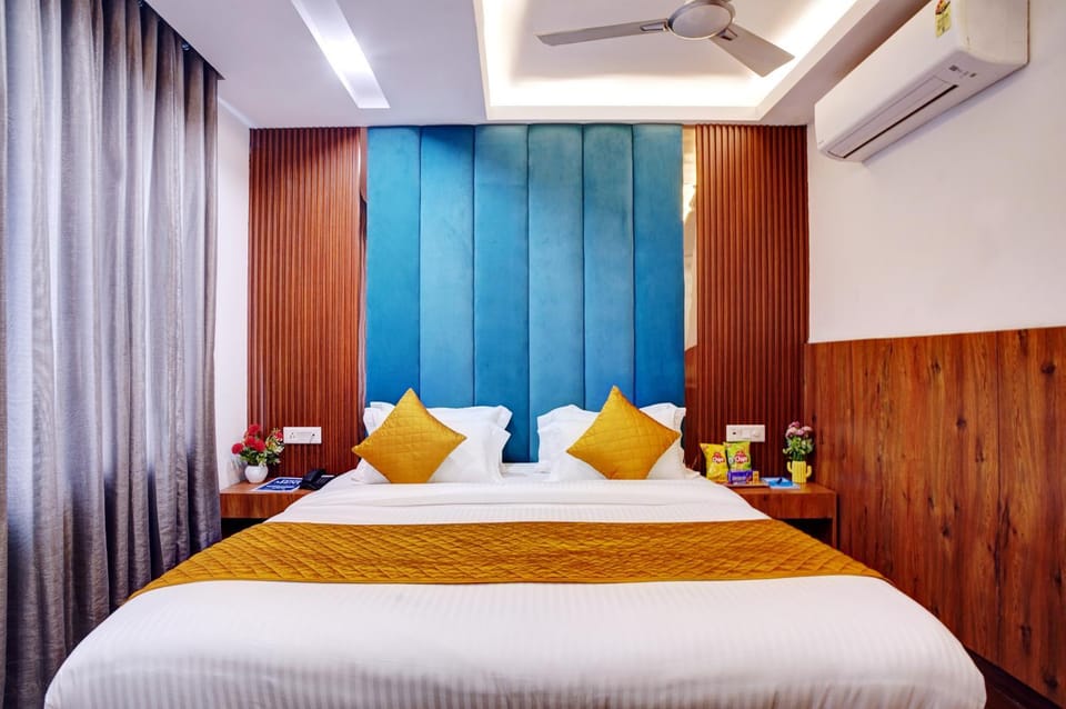 Bed, Photo of the whole room, Bedroom, fireplace, air conditioner