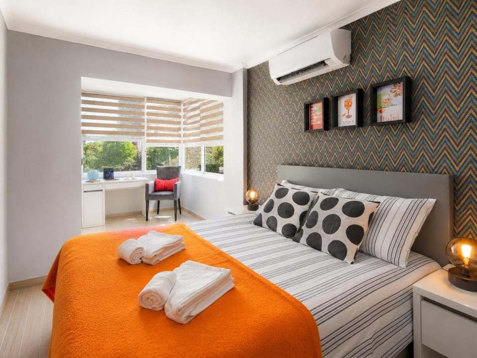 Bed, Living room, Photo of the whole room, Seating area, Bedroom, towels, air conditioner