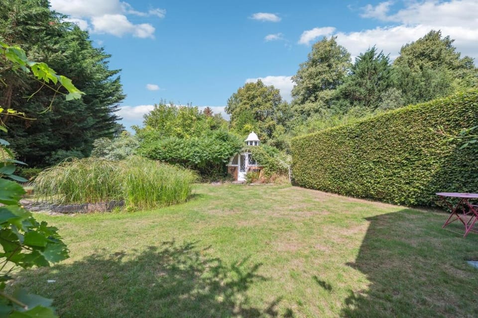 2-Bed Barn Escape, Private Drive and Gardens - By Tempstay House in England