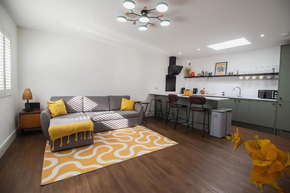 Coffee/tea facilities, Kitchen or kitchenette, Living room, Seating area, Dining area, internet, microwave