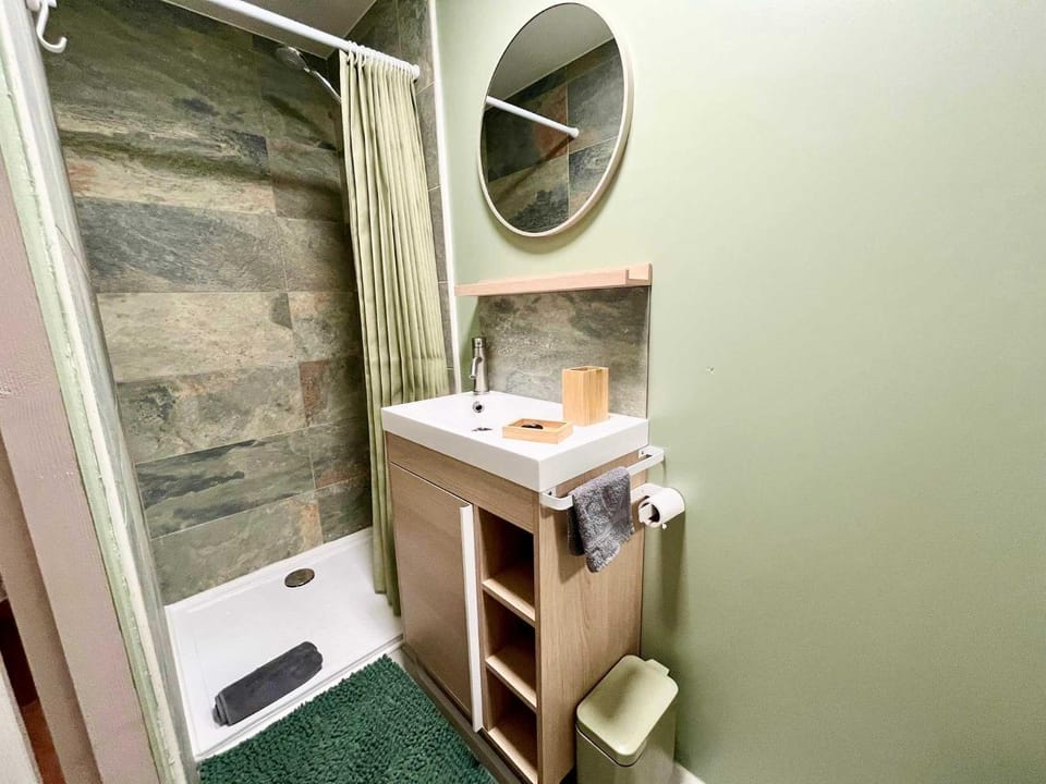 Toilet, Bathroom, towels