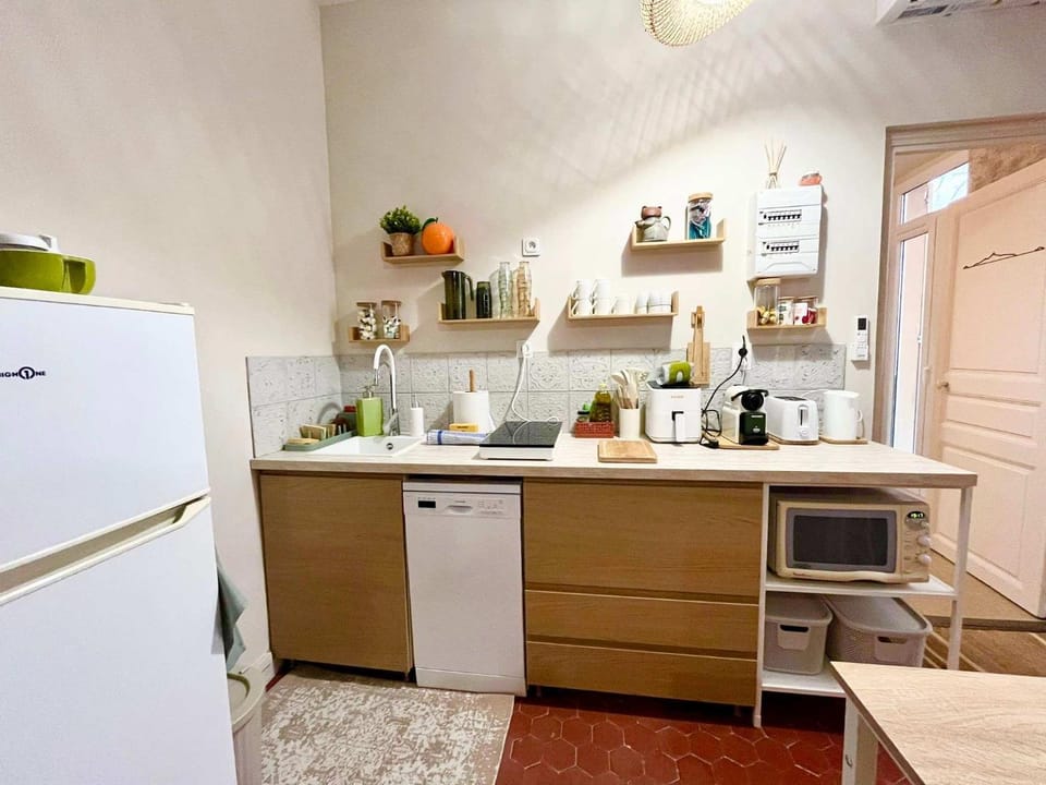 Coffee/tea facilities, Kitchen or kitchenette, dishwasher, stove, toaster, air conditioner