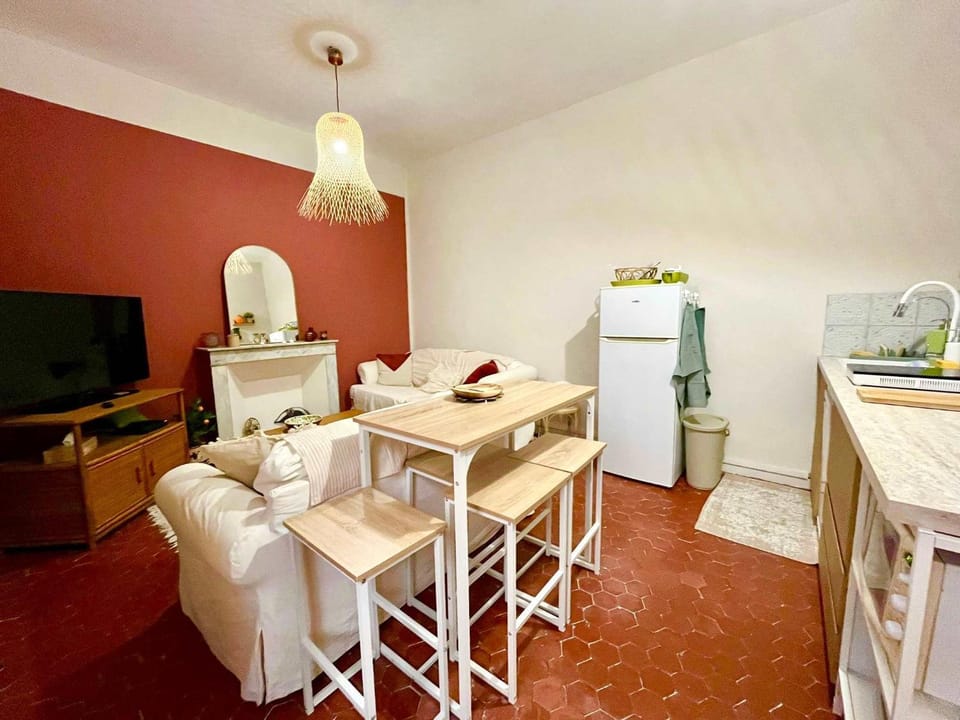 TV and multimedia, Kitchen or kitchenette, Living room, Seating area, Dining area, air conditioner