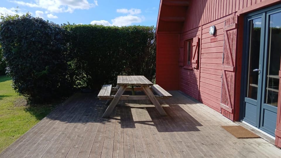 Pti Nel, charmante maison 100 m plage d 'Asnelles 3 chambres, belle pièce de vie, au coeur des plages du débarquement proche Arromanches et Bayeux , jardin, terrasse en bois aménagée, parking privatif, commerces et restaurants à 10 mn à pied House in Normandy
