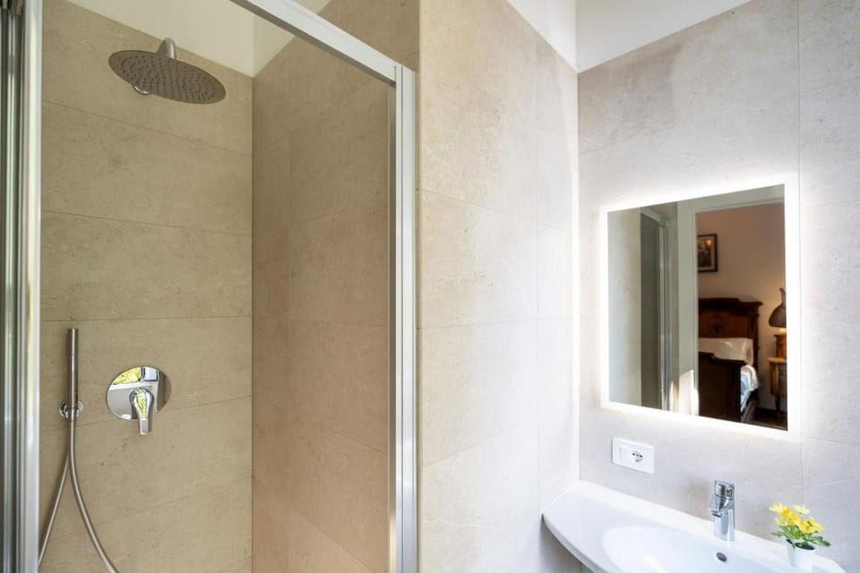 Duomo 7 min - Historic Luxury 3 Bedrooms Apt with Parking Apartment in Milan