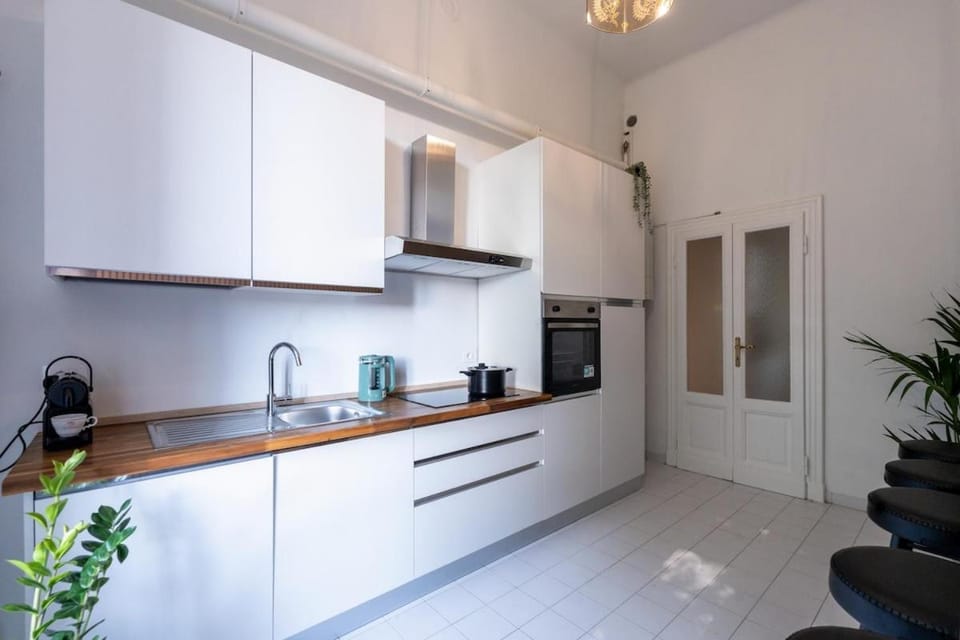 Duomo 7 min - Historic Luxury 3 Bedrooms Apt with Parking Apartment in Milan