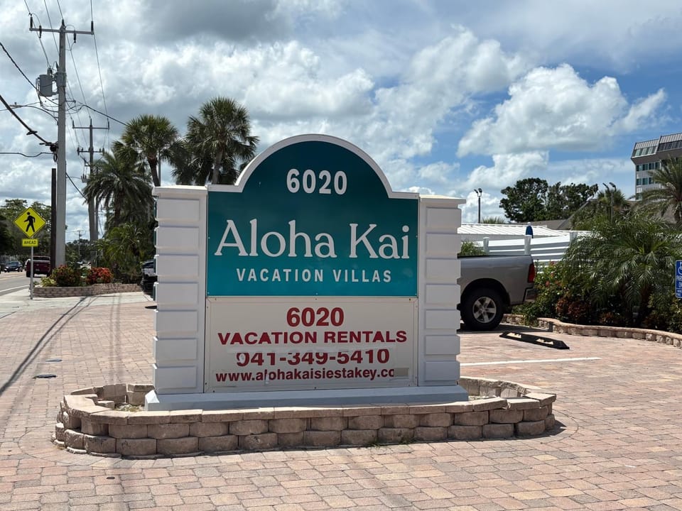 Beachside Escape for 6 with Pool & Direct Sand Access - Aloha Kai #49 House in Siesta Beach
