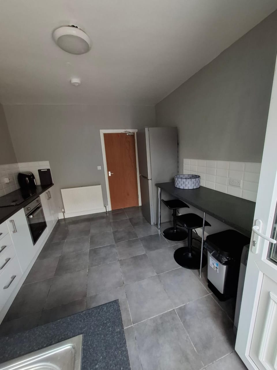 Kitchen or kitchenette, Seating area, microwave, minibar, oven, stove