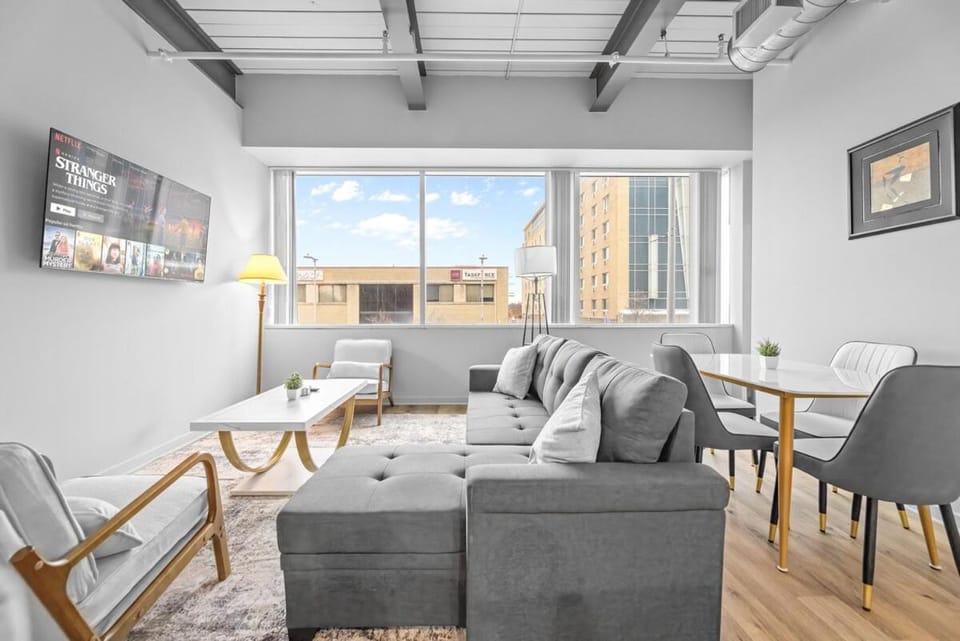 TV and multimedia, Living room, Seating area, Evening entertainment