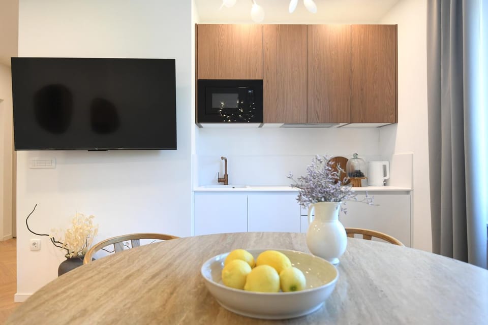 TV and multimedia, Kitchen or kitchenette, Food and drinks, Food