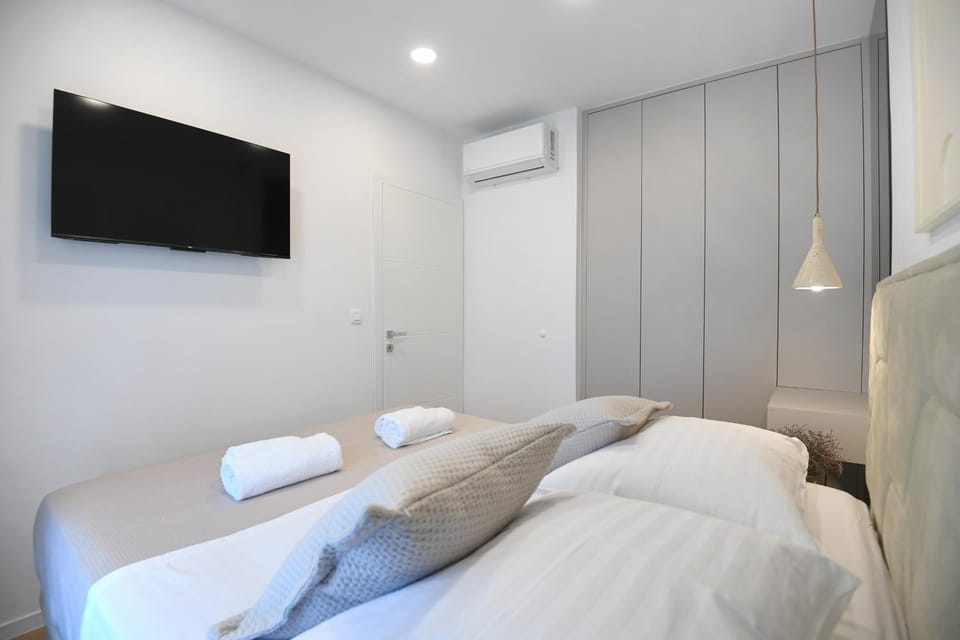 Bed, TV and multimedia, Bedroom, towels, air conditioner