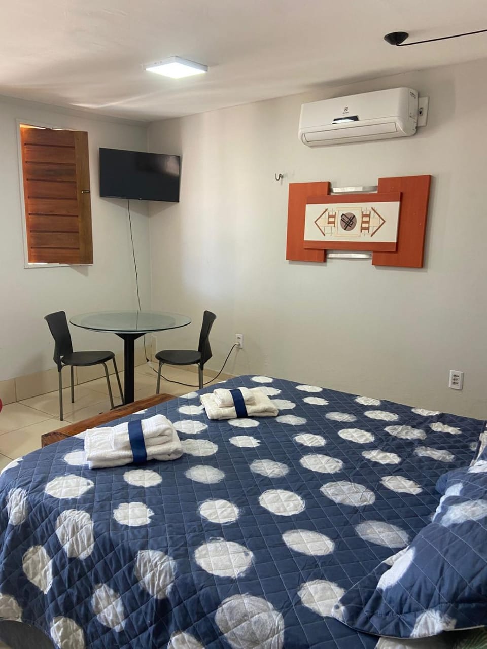Bed, TV and multimedia, Photo of the whole room, Dining area, Bedroom, air conditioner
