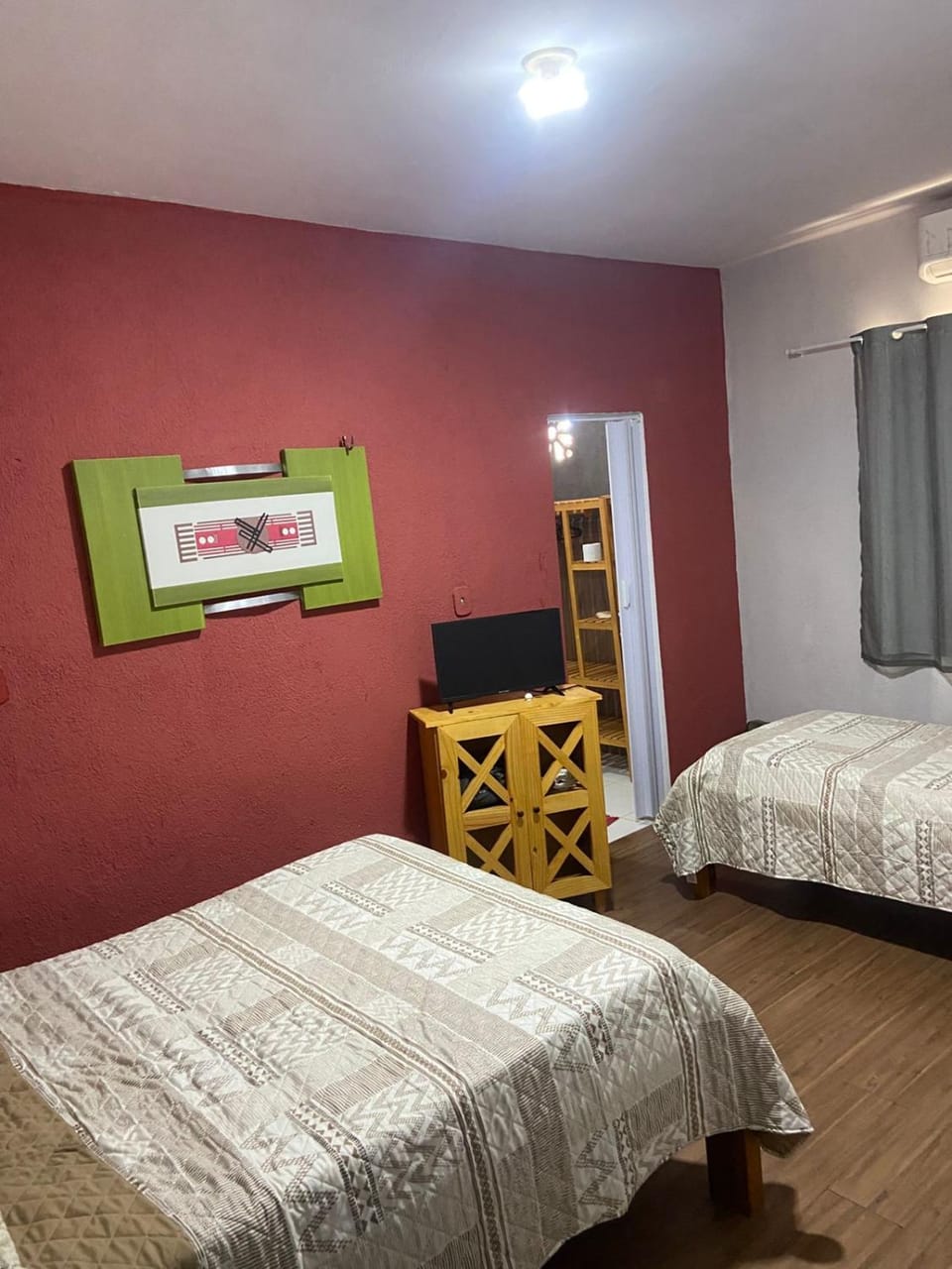 Bed, TV and multimedia, Photo of the whole room, Bedroom