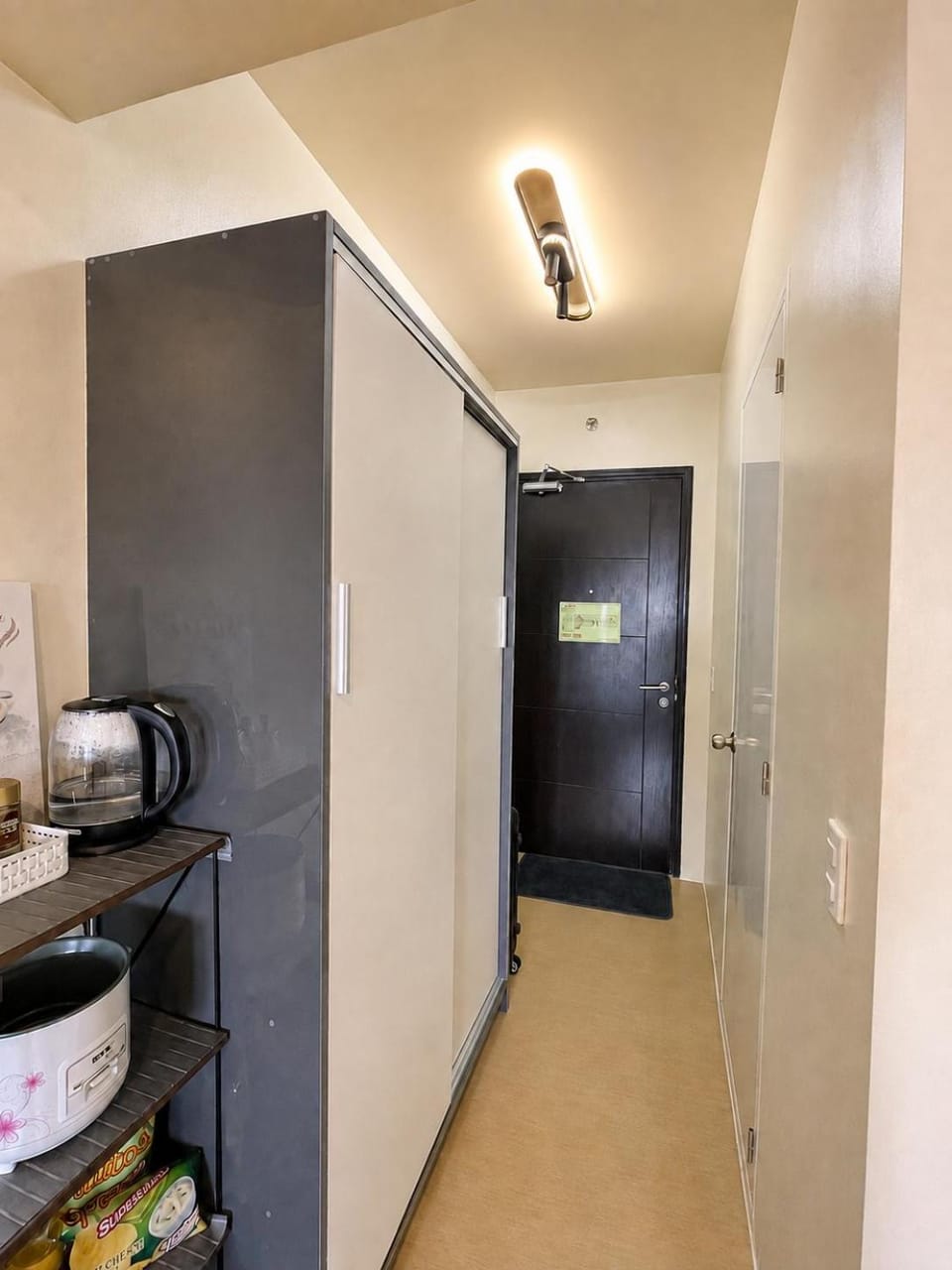Coffee/tea facilities, minibar, wardrobe