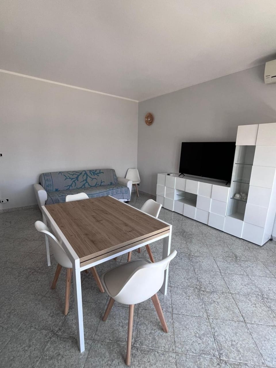 Living room, Seating area, Dining area, air conditioner
