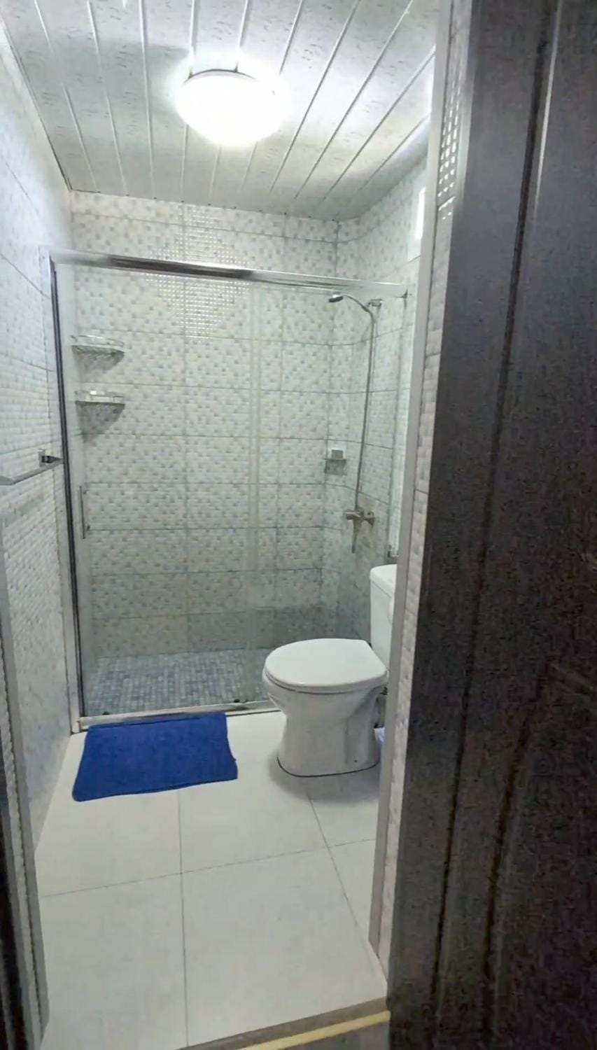 Shower, Toilet